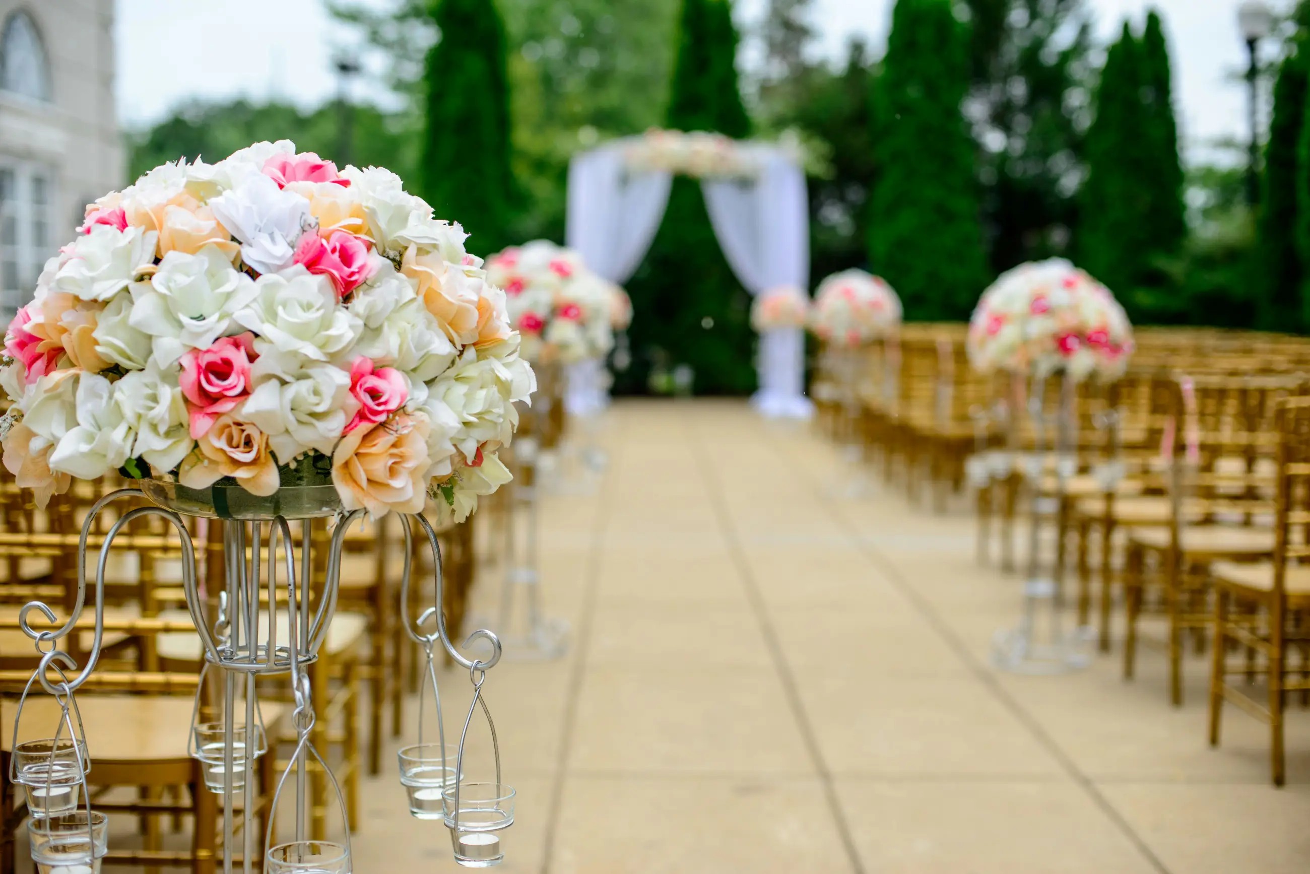 Seasonal Flower Arrangements: Stunning Spring Florals for Brides Image